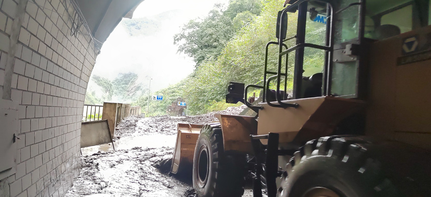 施工車輛正在清除道路上的淤泥。臥龍特區供圖