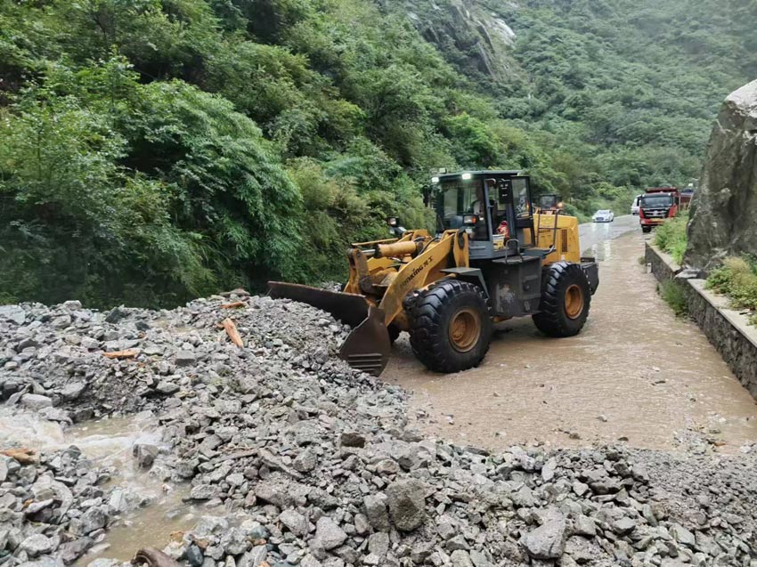 施工机械抢通道路。卧龙特区供图