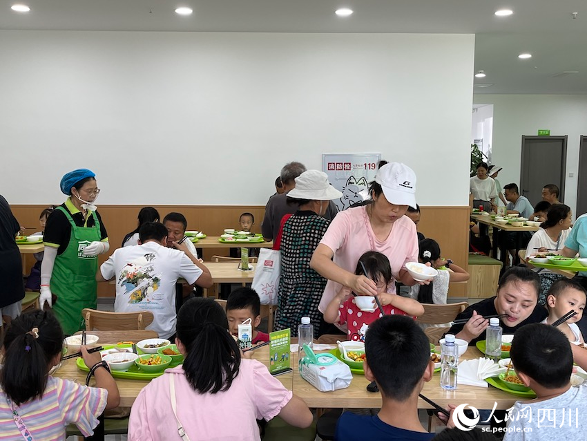 青羊區“同瑞裡”社區共享食堂，帶娃的寶媽稱為食堂常客。人民網記者 郭瑩攝