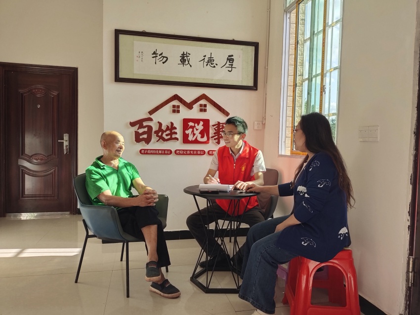 与群众面对面沟通。杨翼如摄