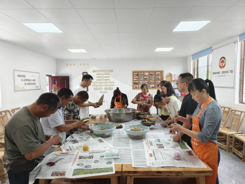 与群众一起开展趣味体验活动。杨翼如摄