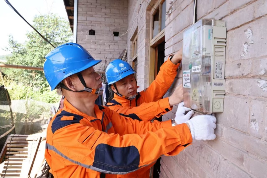 工作人員正在檢修村民的電力設備。宣漢縣委宣傳部供圖