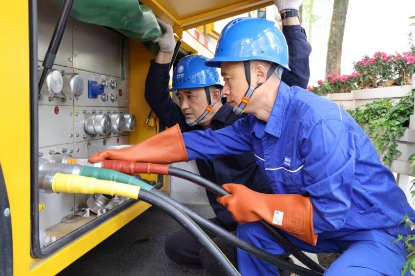 工作人員正在檢修供電設備。宣漢縣委宣傳部供圖