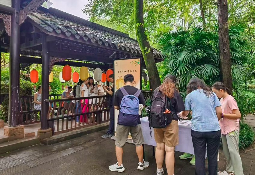 在三苏祠，诗词擂台赛、猜灯谜、写家书·做月饼等国风活动精彩纷呈。源轩园供图