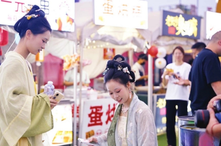 许多游客选择身着“汉服”逛街出游。乐享岛供图