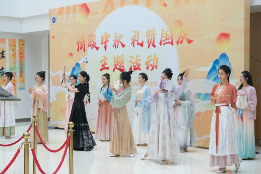 在东坡区人民医院，中医药健康文化节游园会火爆出圈。 赵毅供图