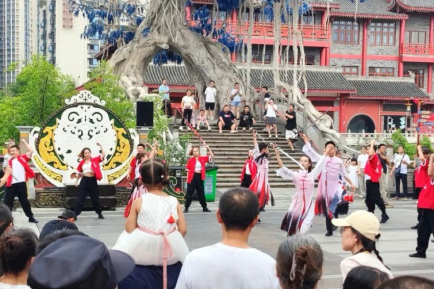 在东坡水街，国潮风快闪巡游活动吸引众多市民游客驻足观赏。范灵翼供图