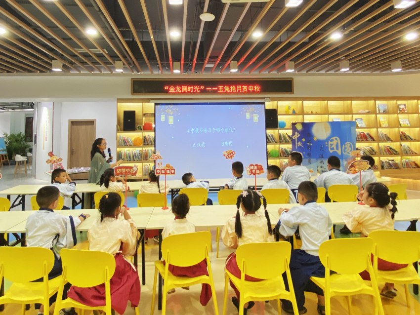 在社区图书馆，孩子们着古装，进行知识问答、诵读诗词、制作花灯等活动。胡宗坤供图
