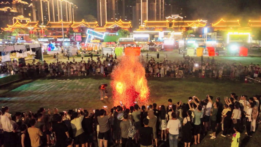 在潮玩集市乐享岛，火壶非遗表演震撼上演。黄伟供图