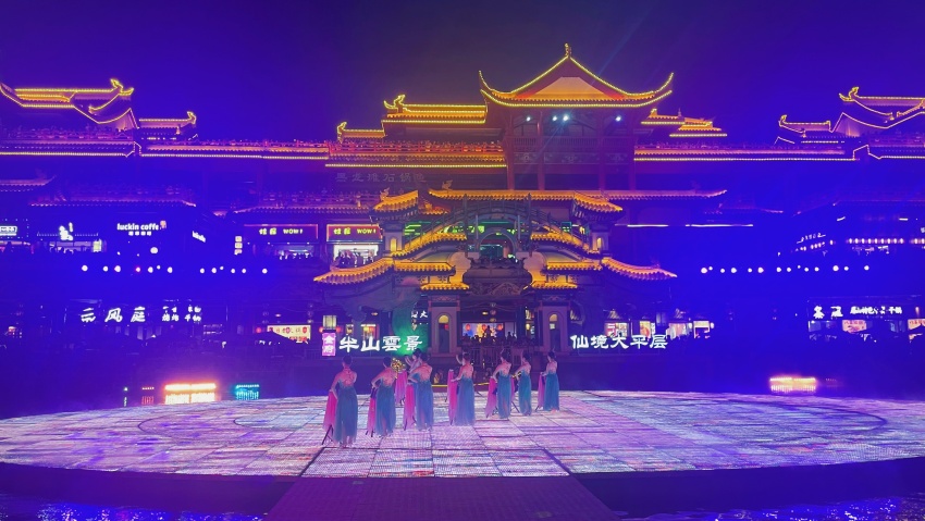 在东坡水街水舞台，举行以歌咏中秋明月为主题的文艺演出活动。邓宁供图