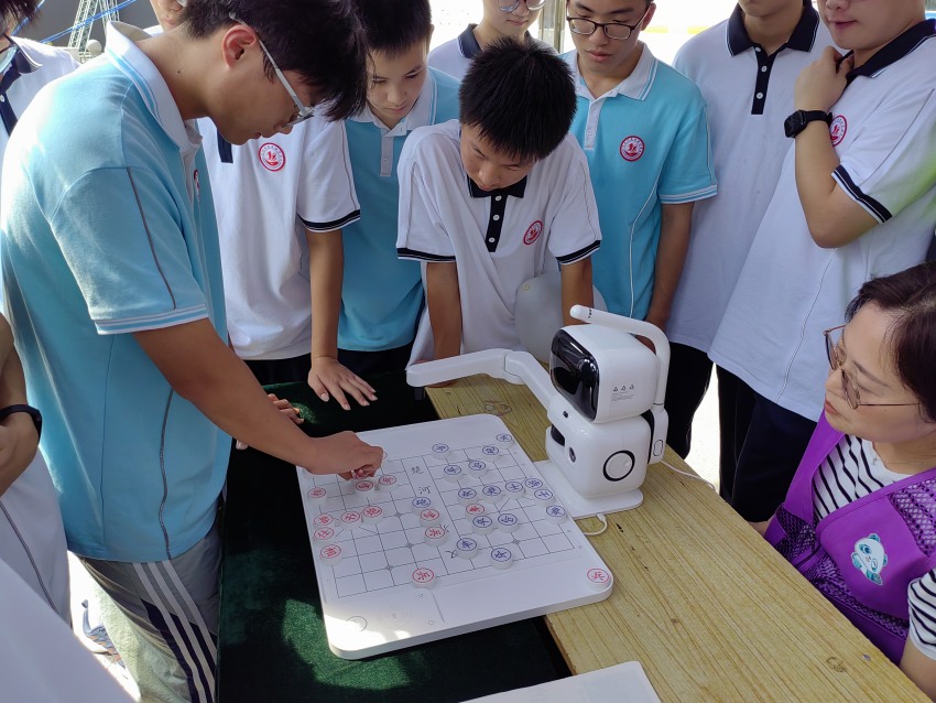 下棋机器人。吴量摄