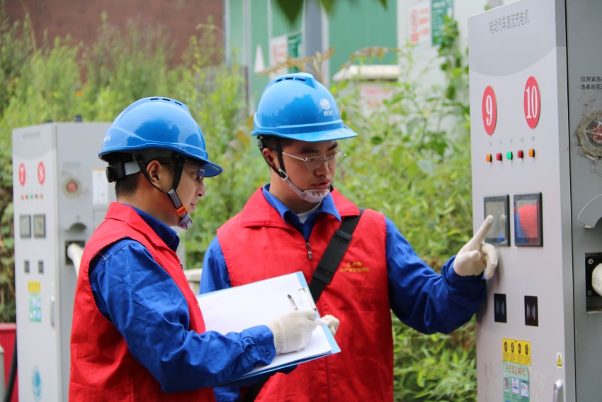 國家電網四川電力（天府新區雙流）連心橋共產黨員服務隊在雲華新村檢查新能源充電樁設備。蘭小偉攝