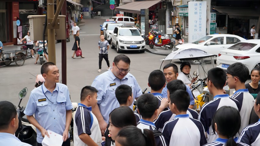 执法人员通过趣味问答方式向未成年人宣传吸烟危害。肖文志供图