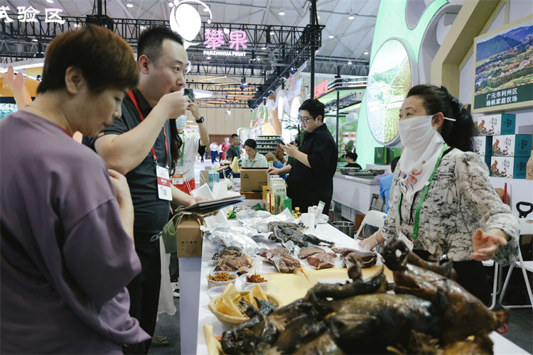 市民品广元美食。