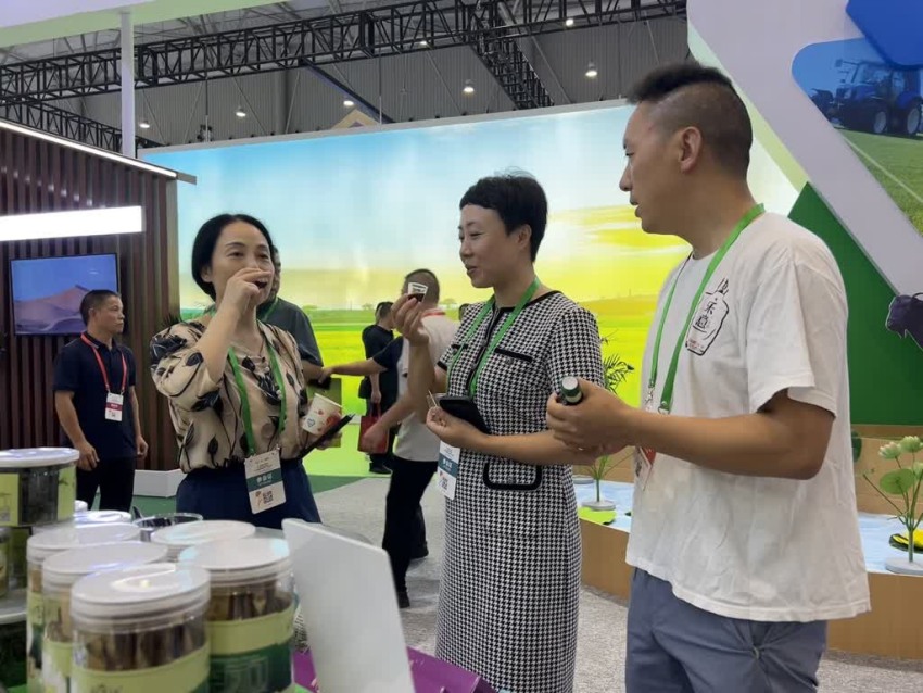 参展者试喝产品。周媛摄