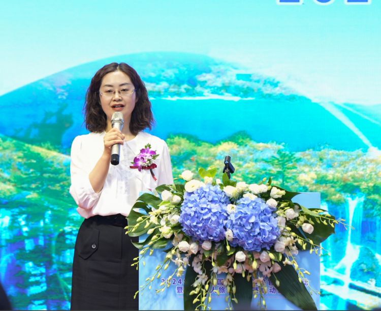 九寨沟管理局党委副书记李怡发布活动内容。九管局供图