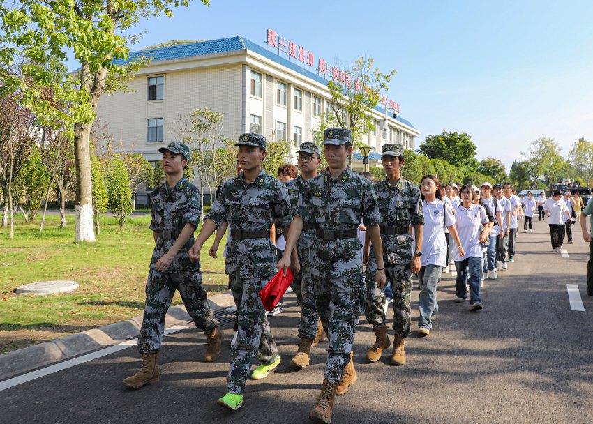 官兵們迎接學生進軍營。資陽市委宣傳部供圖