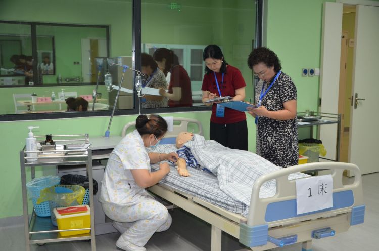 给“病人”输液。青羊区卫健局供图