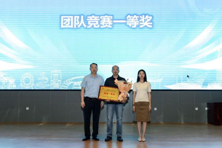 为获奖者颁奖。青羊区卫健局供图