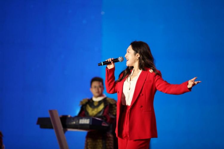 歌手金美儿携手“雄关剑门”乐队同台演出。张永平供图