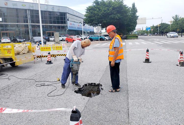 修补地下空洞。绵竹市融媒体中心供图