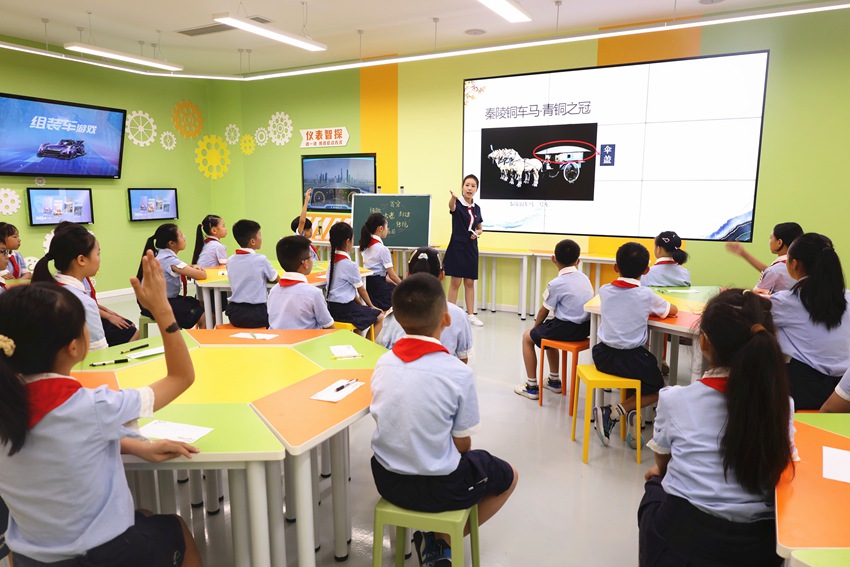 成都市天涯石小学逸景分校的孩子们上了一堂特殊的“双师”学科思政课——《古代科技，耀我中华》。学校供图