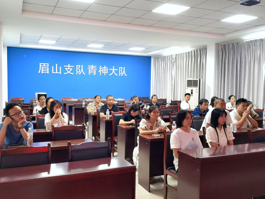 参与培训人员认真学习消防安全知识。陈文旭摄