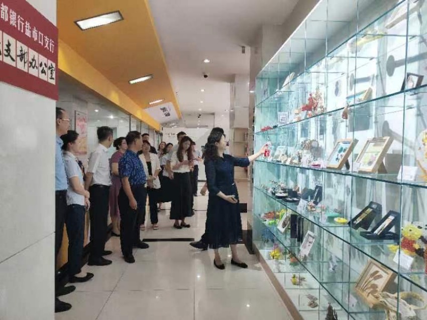 成都助残文创工坊志愿服务展示区。成都银行供图