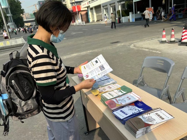 患者翻看宣傳手冊。謝婷玉攝