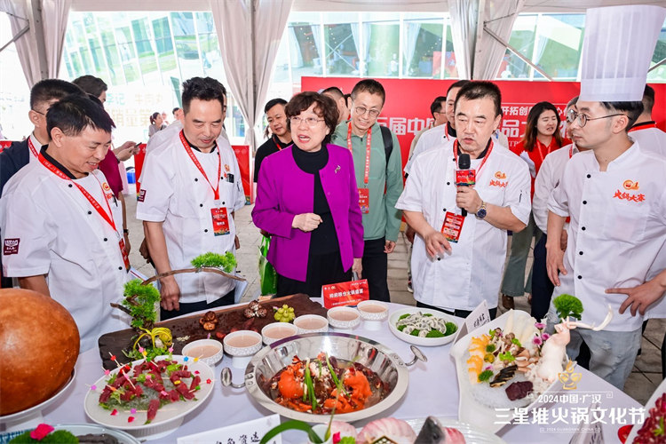 向嘉賓介紹火鍋食材。主辦方供圖