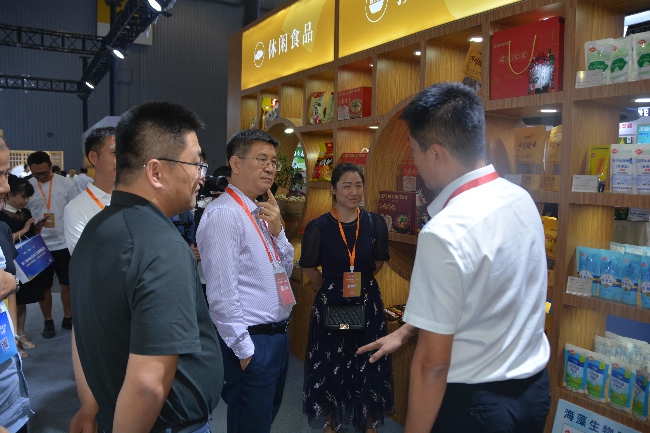 与会嘉宾正在参观活动展馆。李铭枫摄