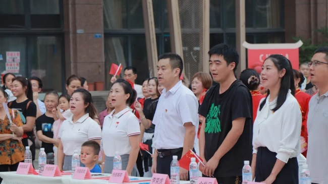合唱《歌唱祖国》。成都现代有轨电车有限公司供图