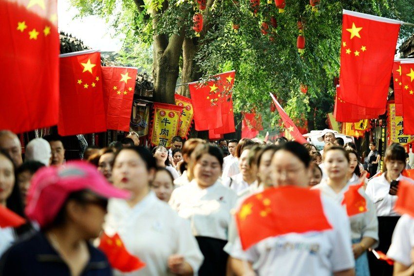 阆中古城红旗招展。张晓东、任观金供图
