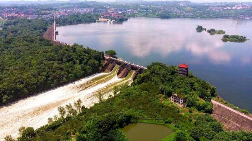 如今的長壽湖及獅子灘電站。邱雲、李貝貝供圖