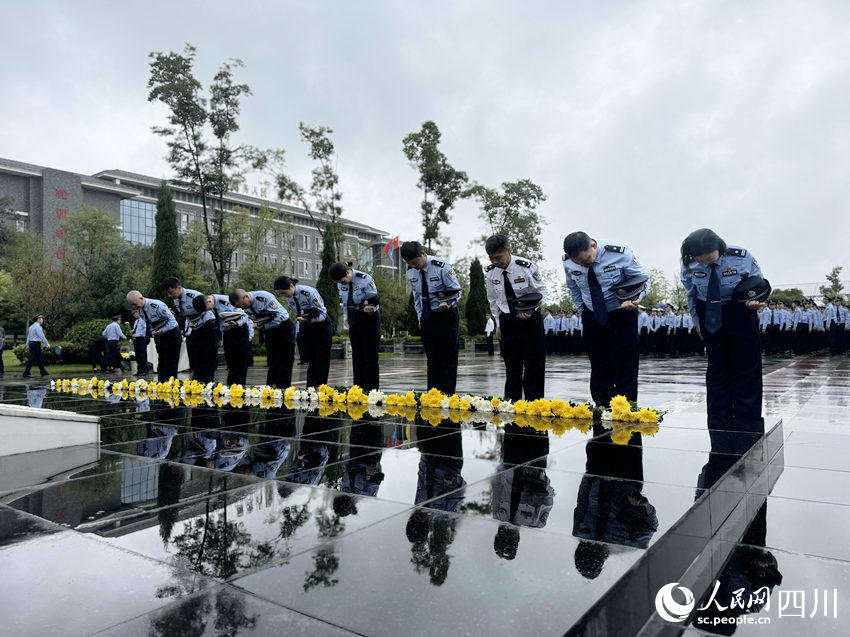 祭奠英烈仪式现场。人民网 王凡摄