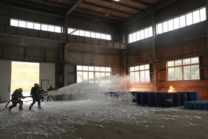 消防救援人员利用暴风雪中倍数泡沫发生器喷射泡沫灭火。南充市消防救援支队供图