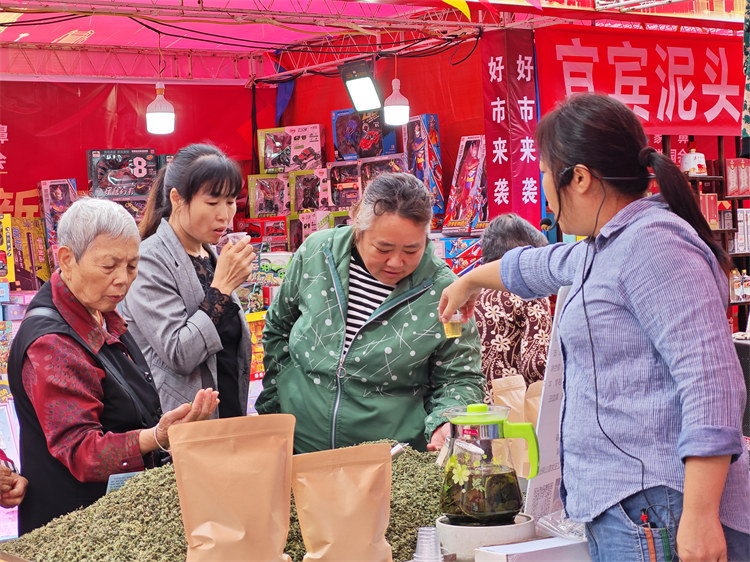 市民選購茶葉。主辦方供圖