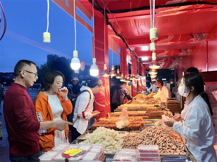 市民游客品嘗美食。主辦方供圖