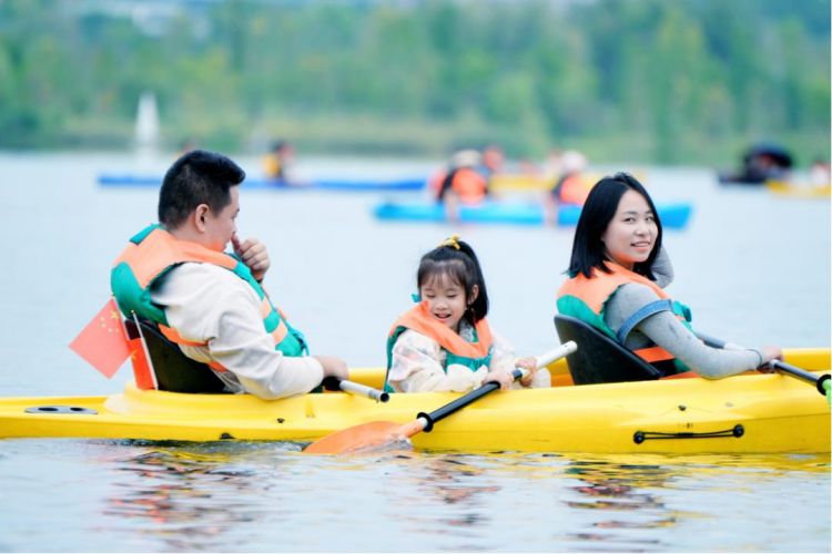家庭划皮划艇。天府新区融媒体中心供图