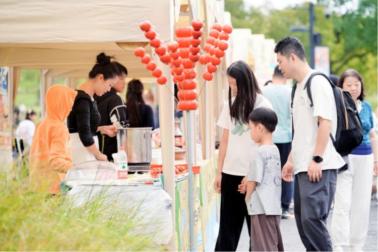 市民游客在音樂市集購買美食。天府新區融媒體中心供圖