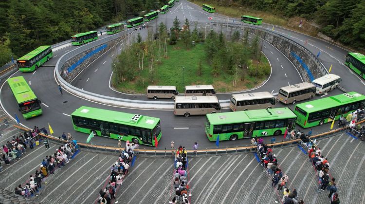 游客依次排隊坐觀光車進入景區。九管局供圖