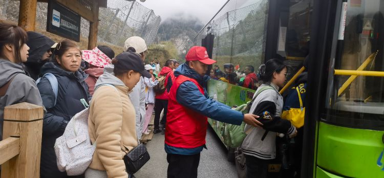 志願者引導游客有序上車。九管局供圖