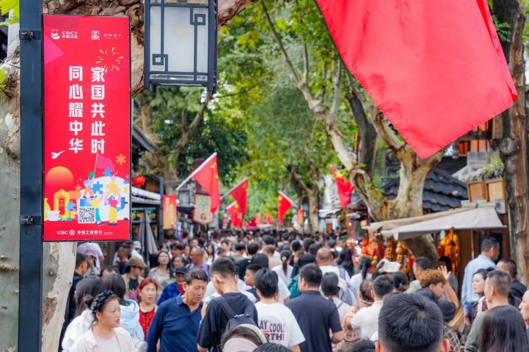 国庆期间，宽窄巷子实景。宽窄巷子景区供图