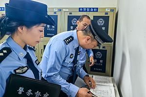 警务督察大队在国庆期间对各单位开展工作督察。新都公安供图