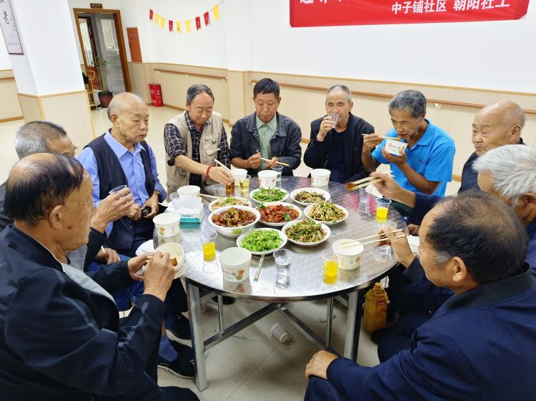 在中子镇为老服务中心，老人开心就餐。张敏供图