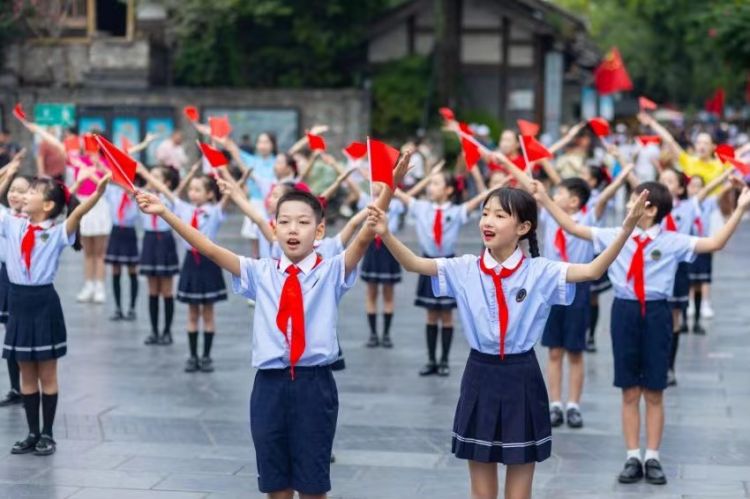 孩子們在寬窄巷子景區拍“我為祖國獻首歌”快閃。青羊區委宣傳部供圖