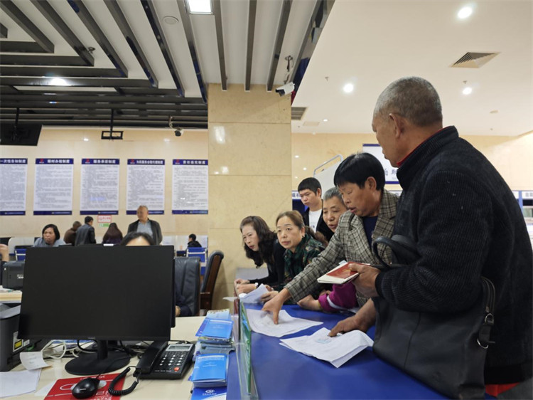 叙州区政务服务大厅不少市民正在办理业务。叙州区融媒体中心供图