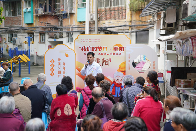 医生讲解冬季老人保健养生知识。主办方供图