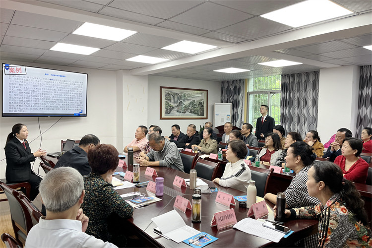 法官解答老年朋友提出的法律疑问。翠屏区人民法院供图