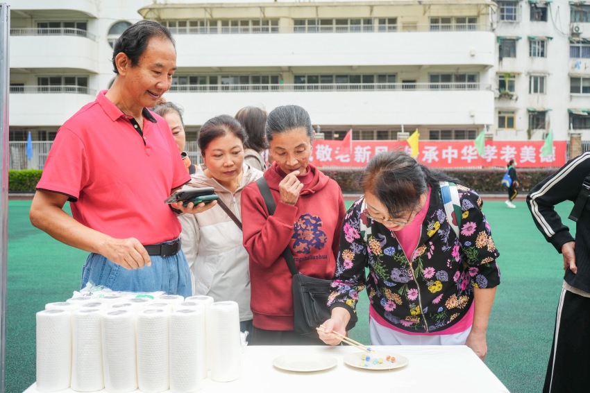 老人們積極參加游戲。主辦方供圖